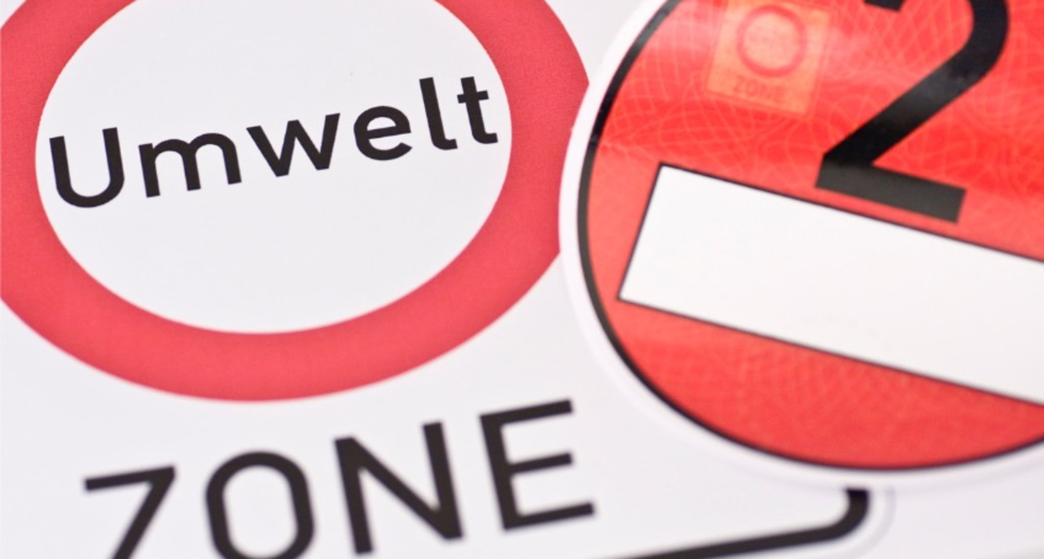 Rote Umweltplakette und Verkehrsschild Umweltzone