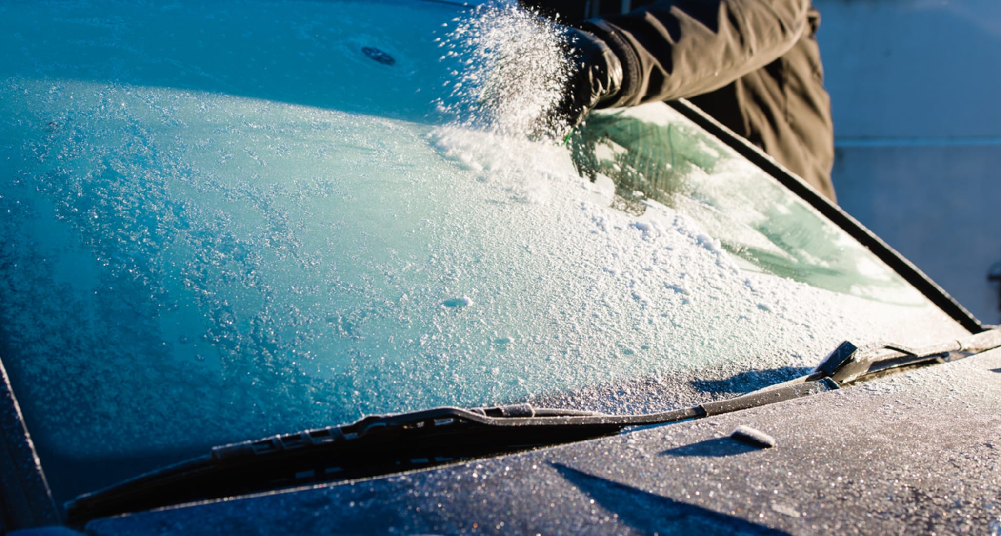 Un Pare-brise Couvert De Neige D'une Voiture Avec Le Mot Neige