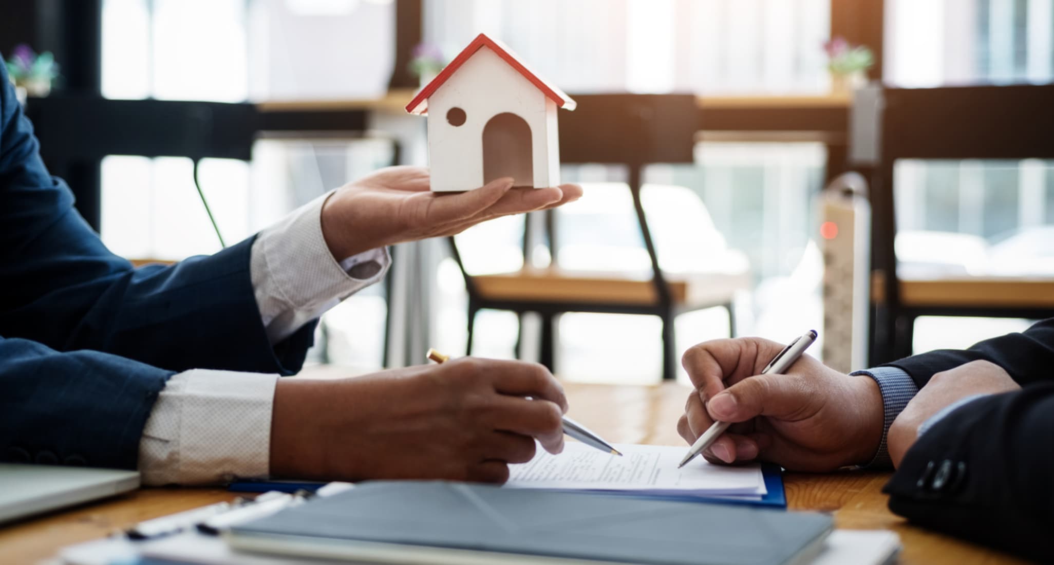 Due persone discutono le condizioni di locazione