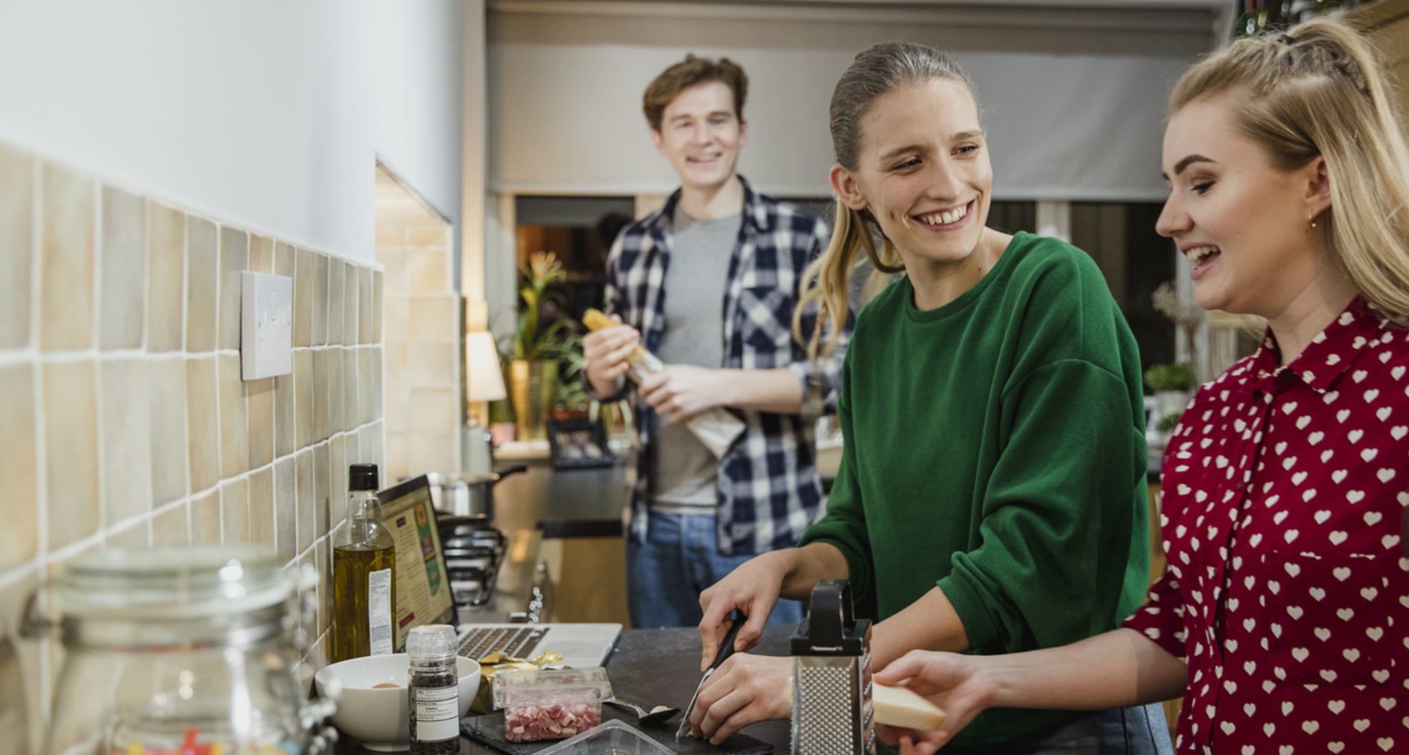 Dans une colocation, trois personnes cuisinent ensemble