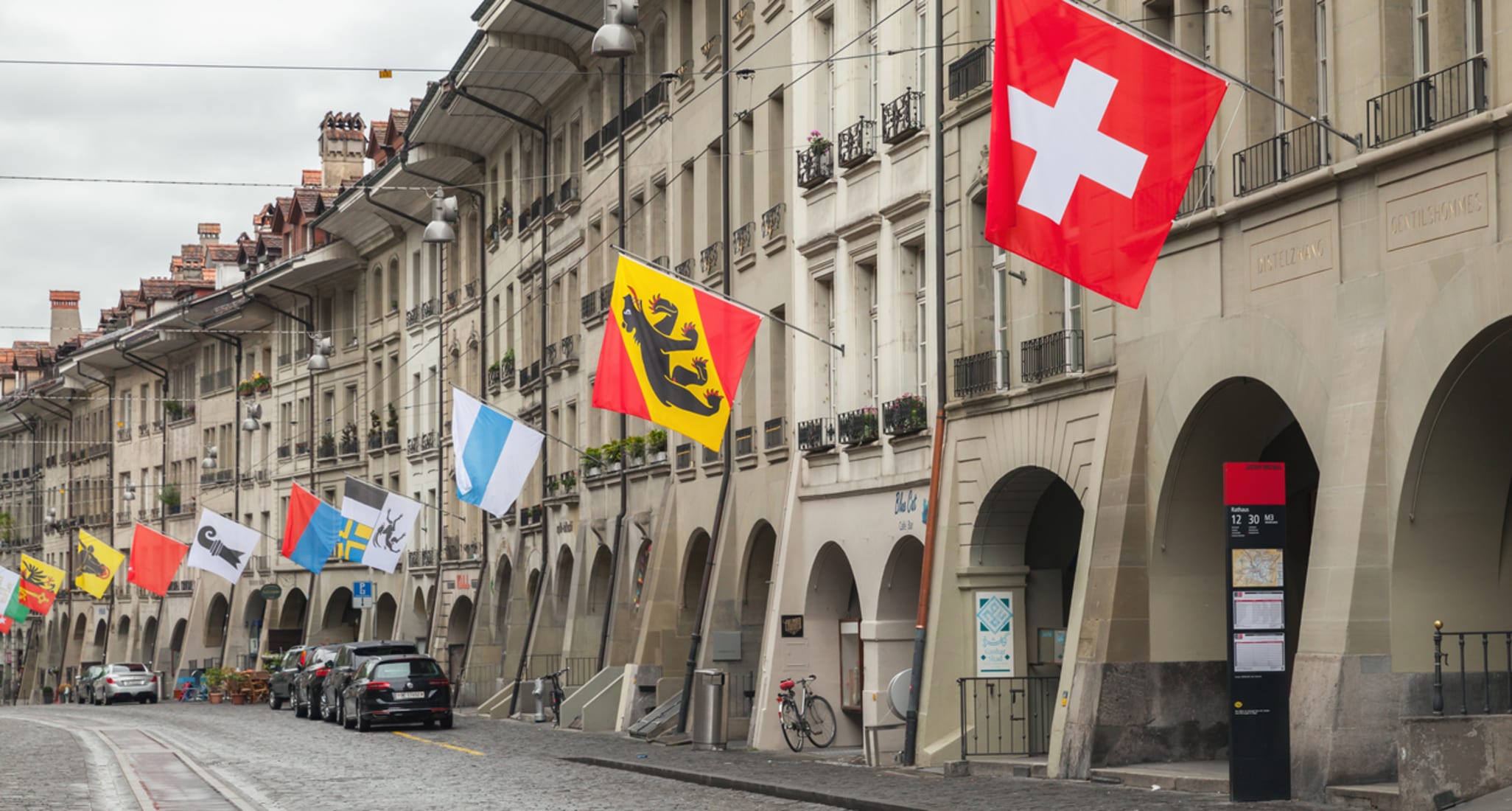 Flaggen der Schweizer Kantone in Bern