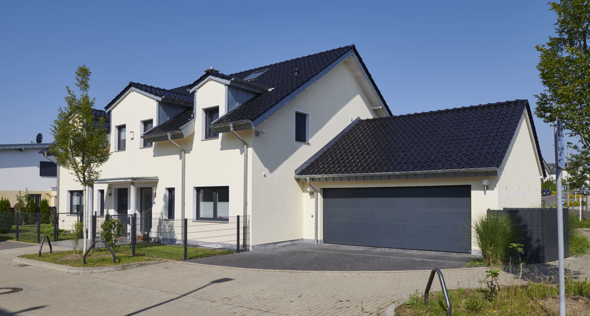 Una casa con un ampio garage