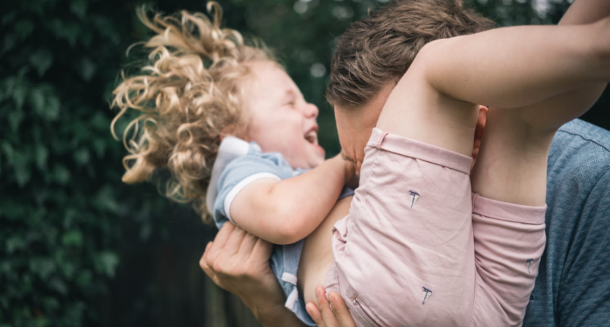 Vater und Tochter spielen