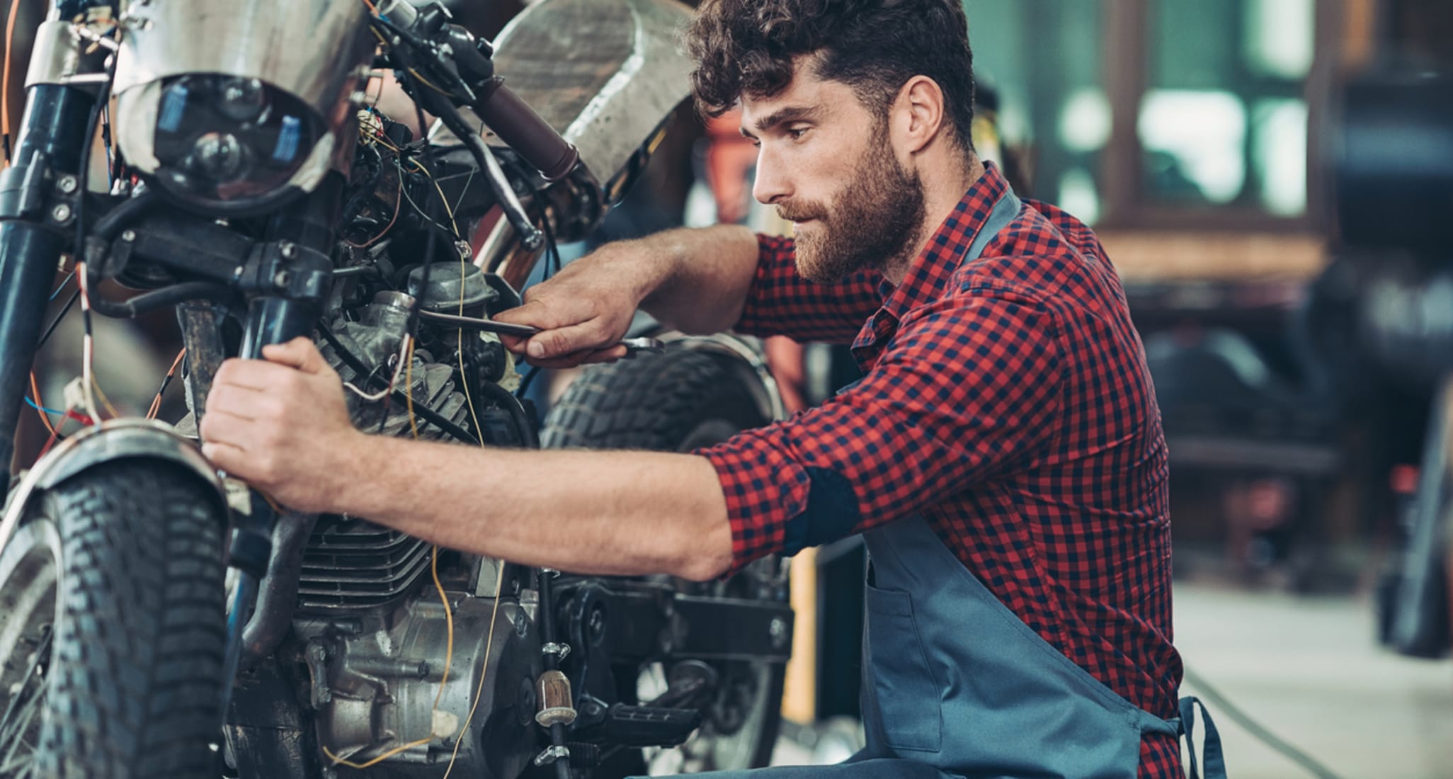 Professioneller Motorrad-Service in der Garage