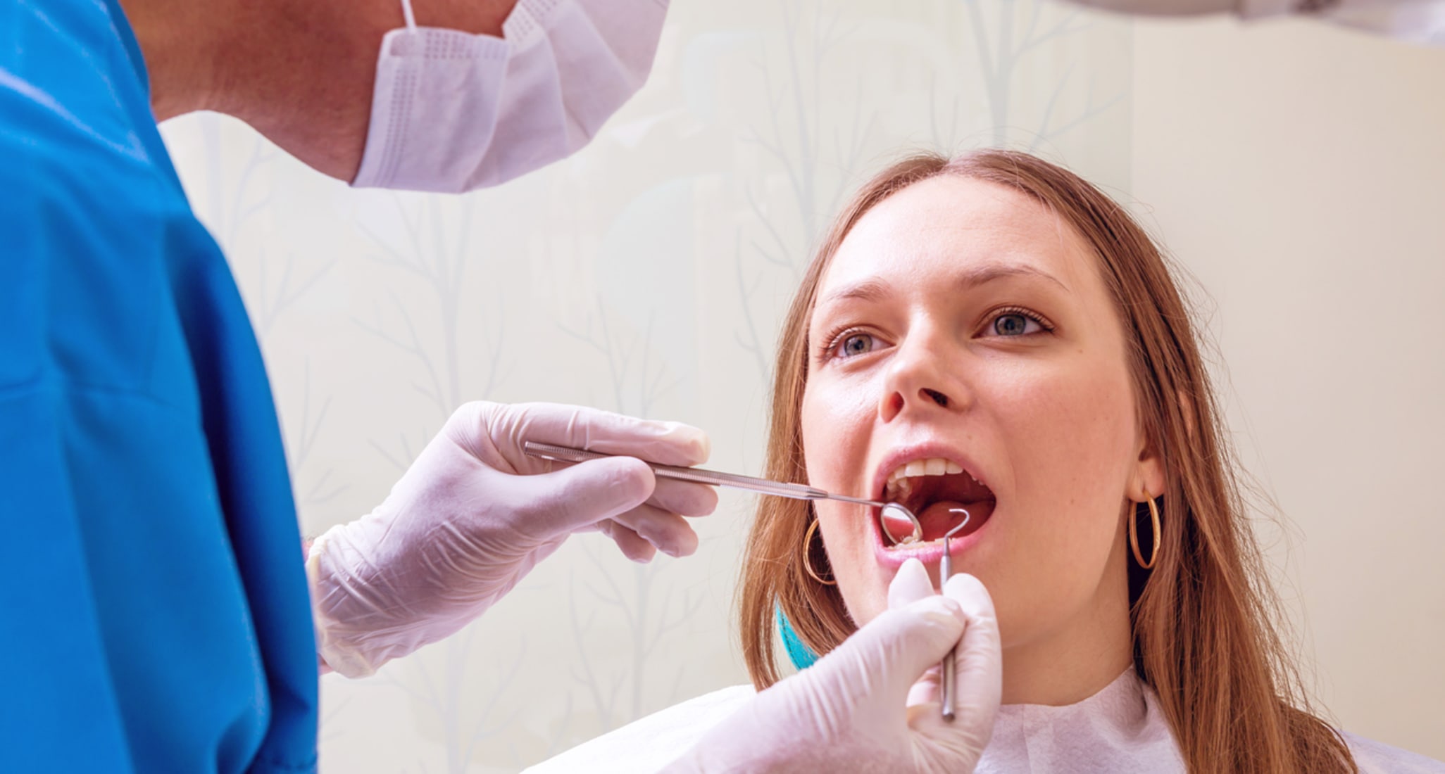 Glückliche Patientin, die Geld gespart hat nach dem Dentalhygiene-Preisvergleich