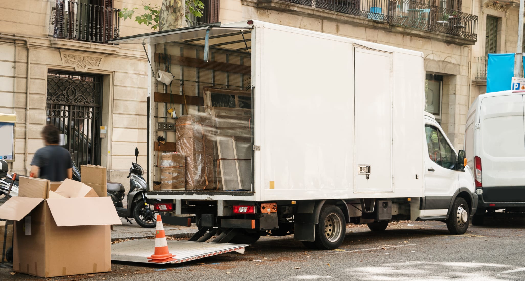 Un véhicule de déménagement rempli de cartons