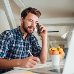 Ein Mann ist am Computer auf Jobsuche.