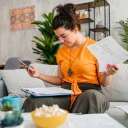 Une jeune femme regarde différents documents