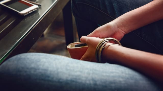 Person mit Portemonnaie in der Hand