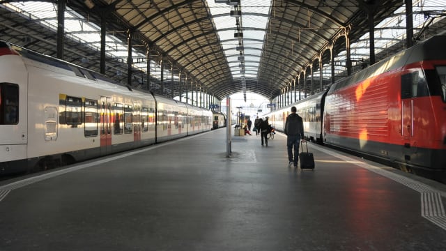 Deux trains CFF dans une gare suisse