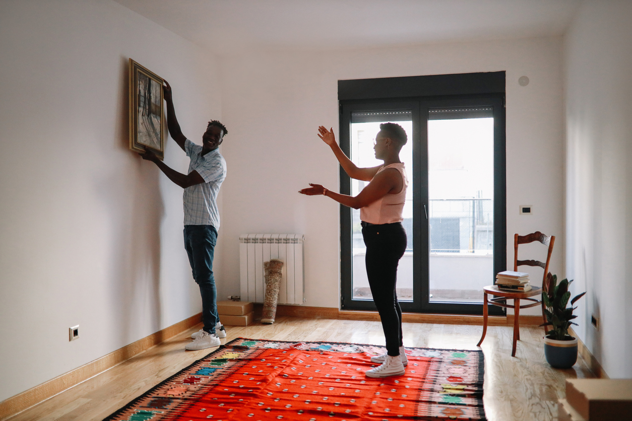 Casa in affitto: appendere quadri senza chiodi e trapano