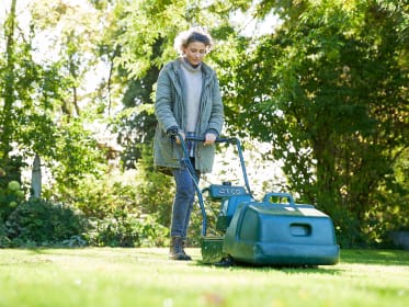 rasen-maehen_mowing-lawn