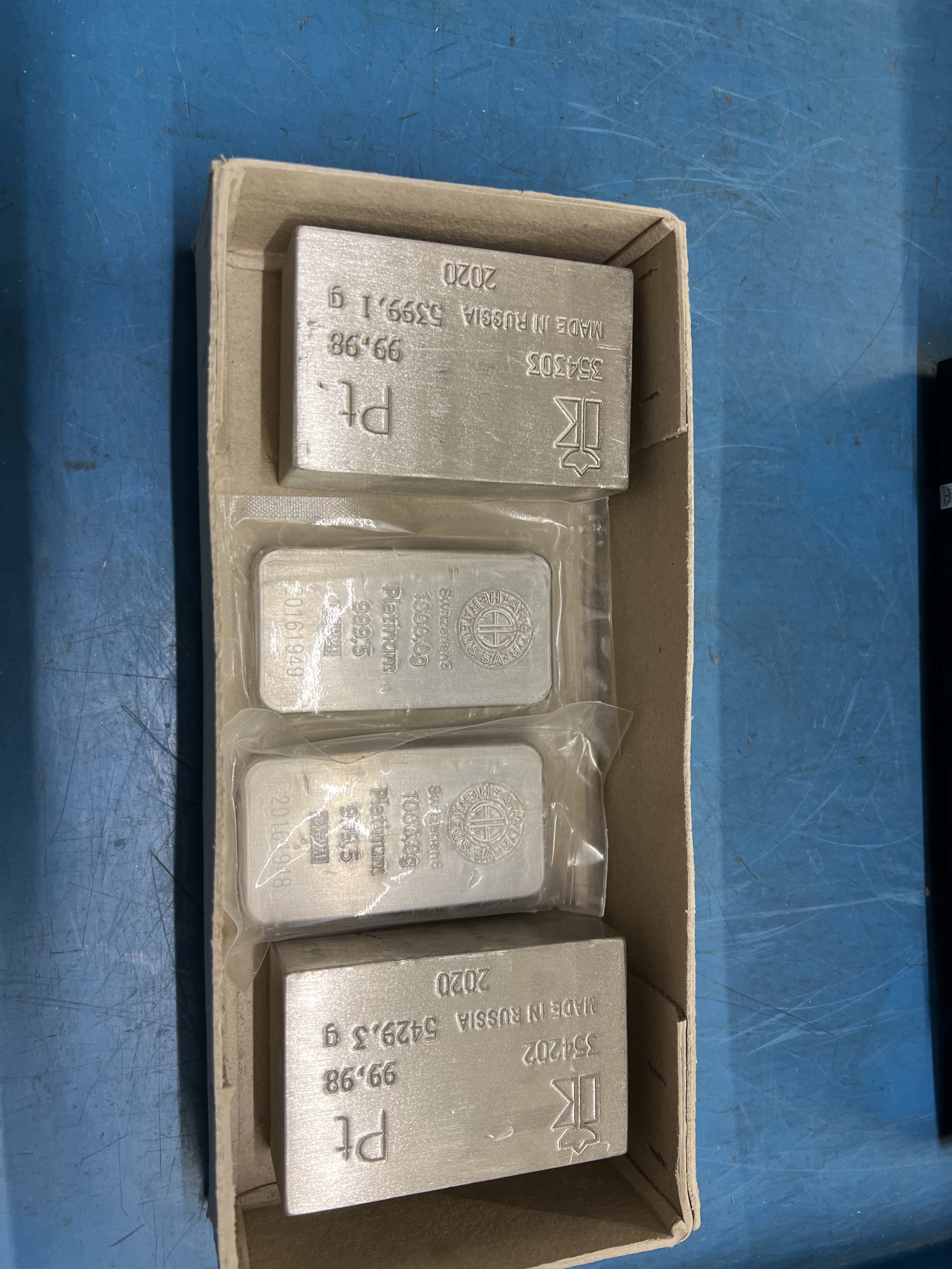 5 kg és 1 kg súlyú platina rudak 