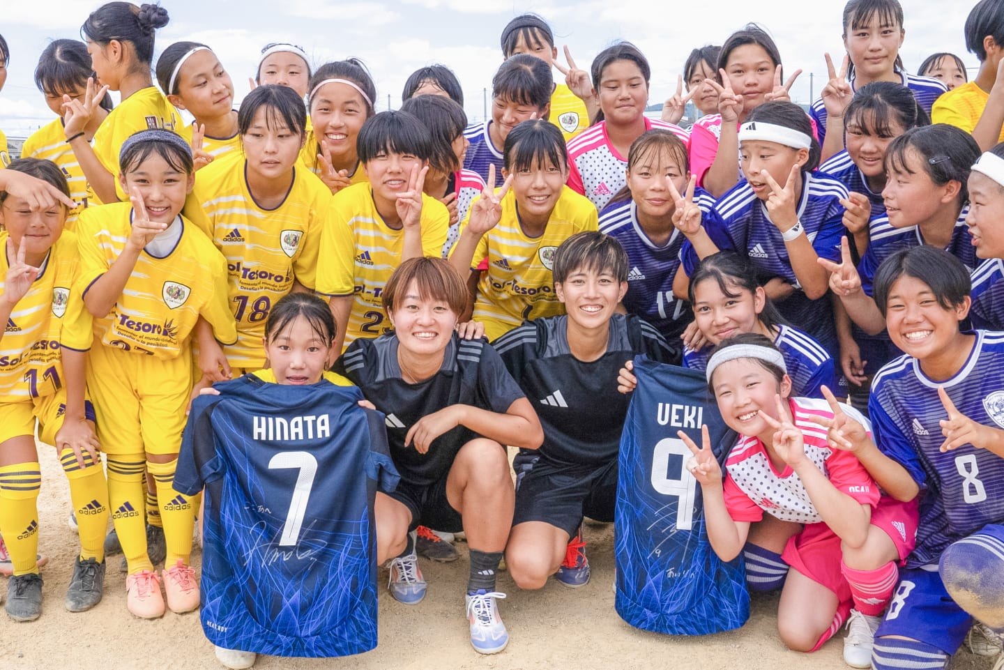 Hinata Miyazawa and Riko Ueki, two Japanese female professional footballers at the Japan national team visited Osaka Pione U-15. 