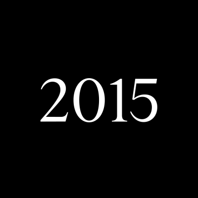 Weißer Text mit der Aufschrift „2015“ zentriert auf schwarzem Hintergrund – eine einfache und prägnante Darstellung der Jahreszahl.