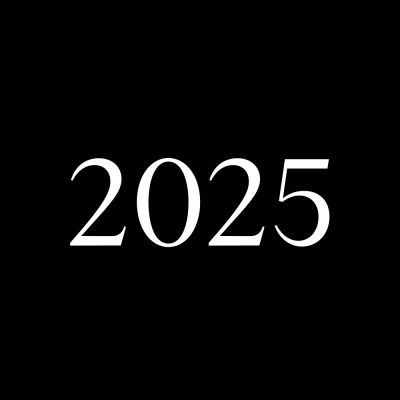 Weißer Text mit der Aufschrift „2025“ zentriert auf schwarzem Hintergrund – eine einfache und prägnante Darstellung der Jahreszahl.