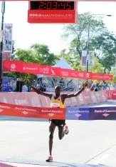 Emmanuel Mutai winning the Chicago Marathon