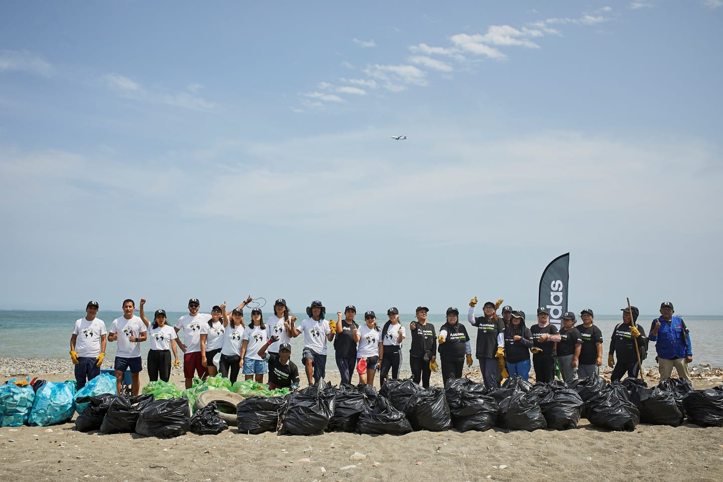 See the volume of plastic waste collected by the Perú team – it’s not insignificant.