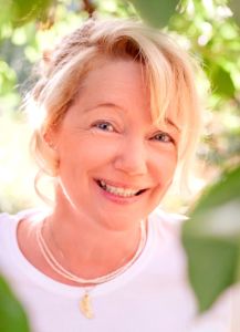 „Dignity Rising - Gefesselte Seelen“ von Hedy Loewe | SCHREIBBLOGG 2025 hedy loewe