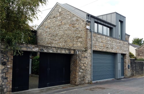 MEWS DWELLING AT PEMBROKE LANE No. 24 Pembroke Lane was originally a 19th-century coach house with a small rear yard. Over time, it had been altered and adapted, with the entire ground level used for parking and the first floor left as disused office space in poor condition.

The design approach seamlessly blends old and new, combining traditional and contemporary elements. The goal of the redevelopment was to provide a high standard of living while preserving the building’s original features. The dwelling features a double-height hall with a contemporary staircase. The first floor includes three bedrooms, a walk-in wardrobe, a bathroom, and storage. On the ground floor, an internal courtyard separates the main living space from the family area. The primary family area consists of a spacious open-plan living, kitchen, and dining space, designed as a single-story extension with direct access to the rear garden.