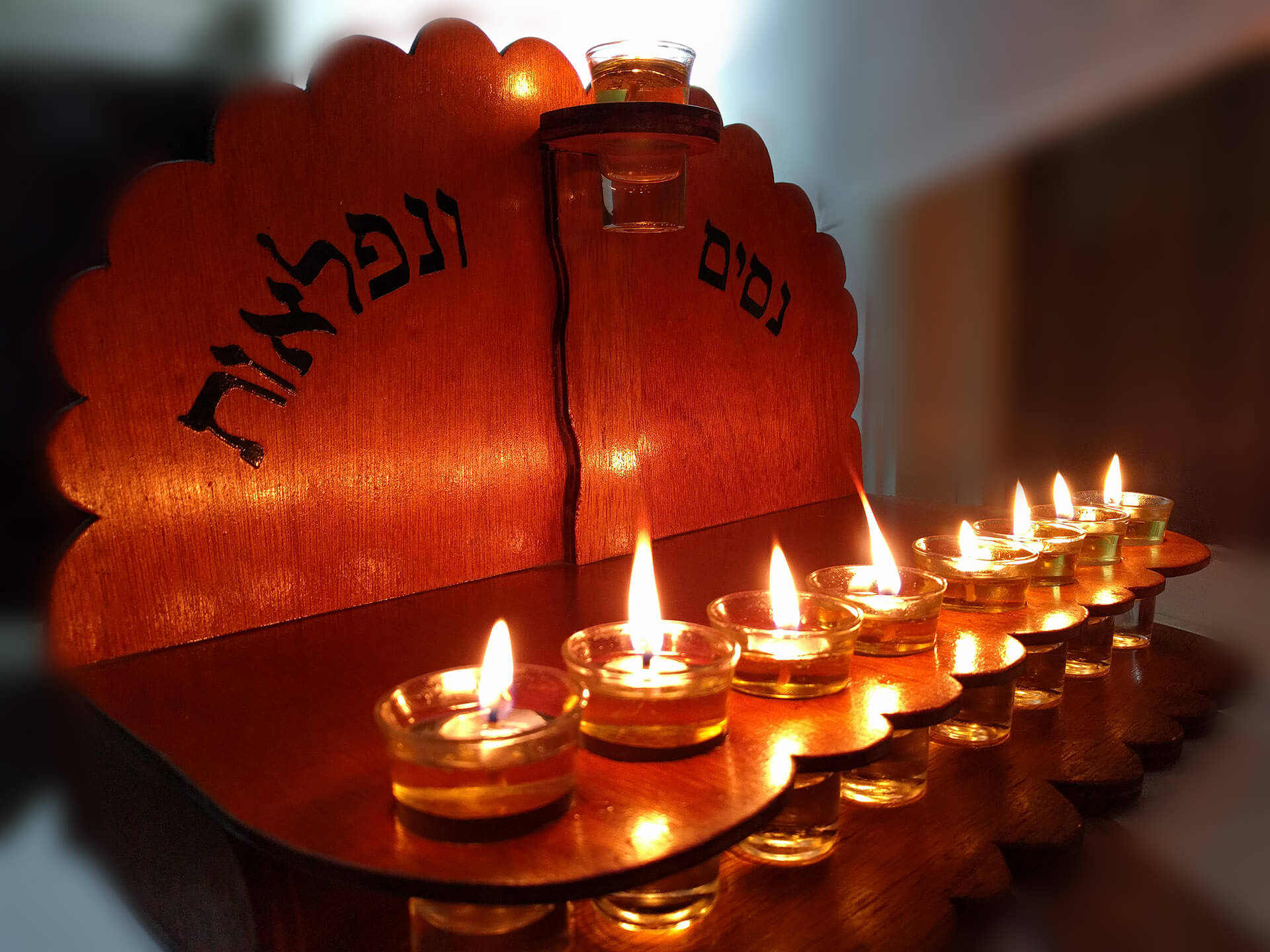 איזו ברכה לנרות חנוכה?