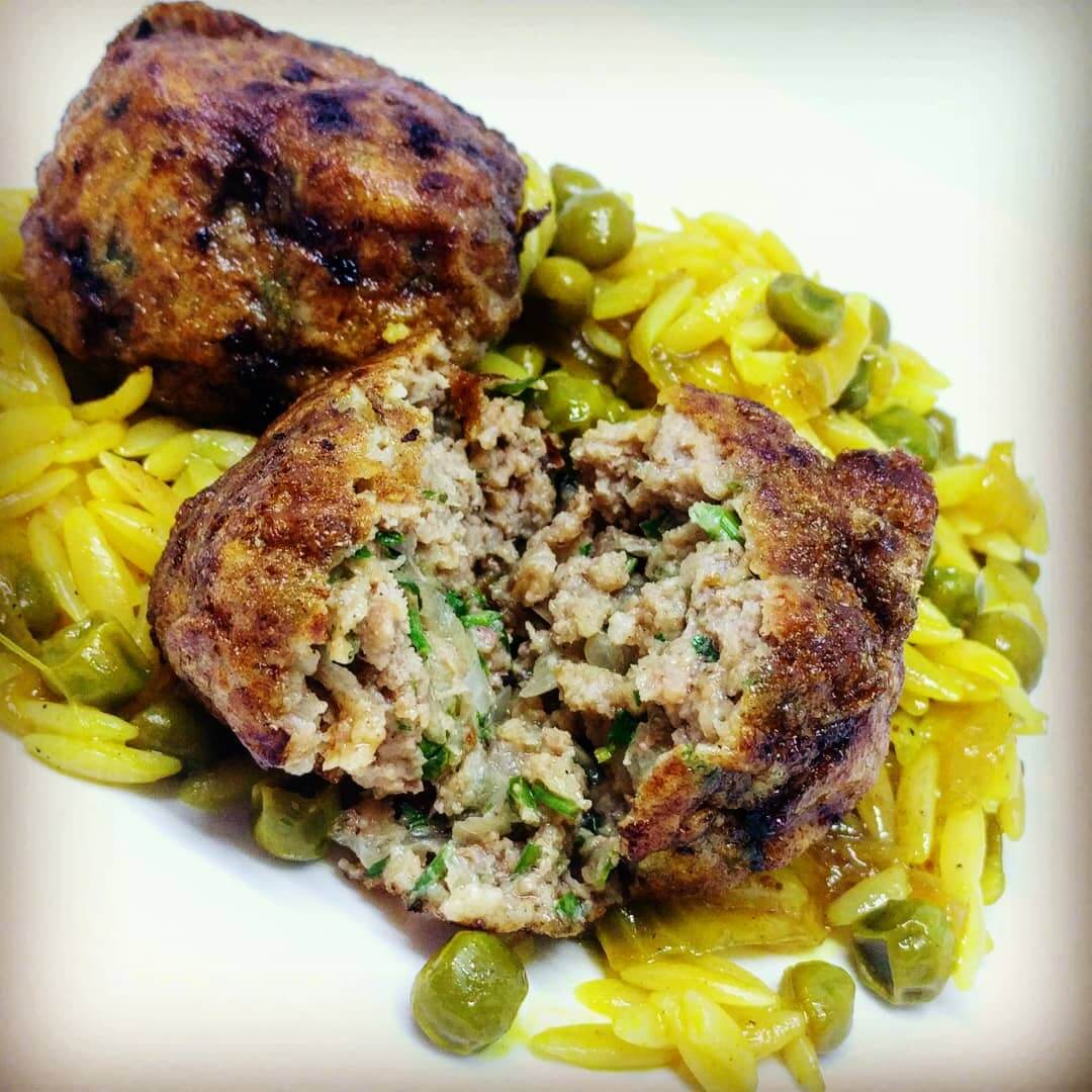 קציצות בשר עם אפונה ו"לשונות ציפורים"