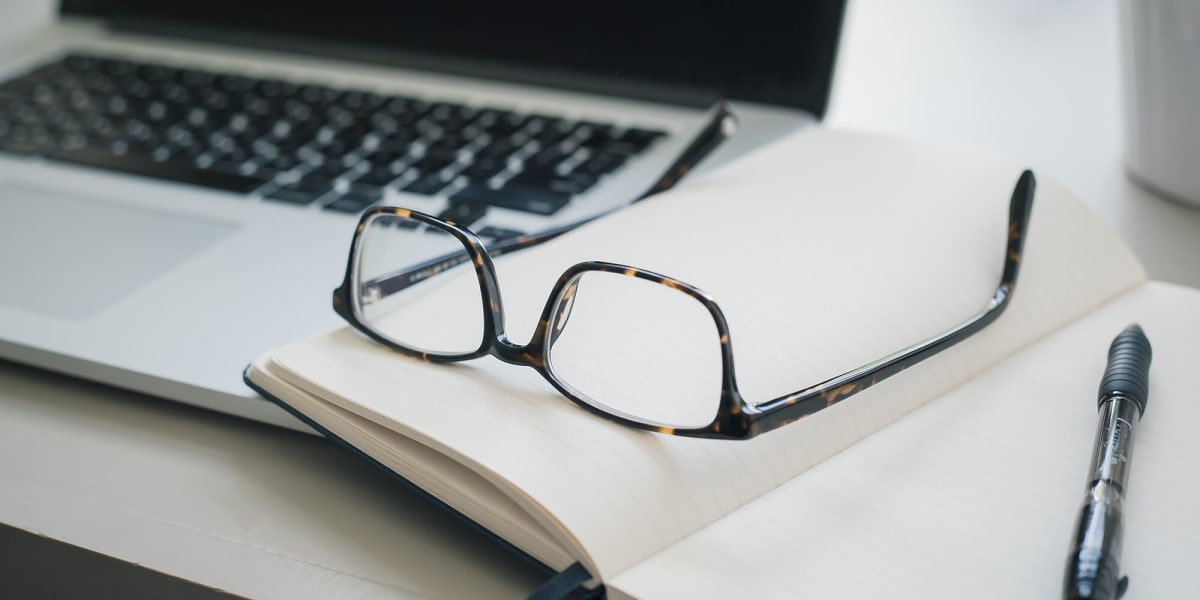 Thumbnail do post Como começar a escrever um livro: transforme sua paixão em negócio