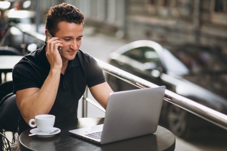 homem bem sucedido em um café