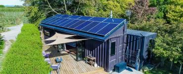 خانه کانتینری با برق خورشیدی