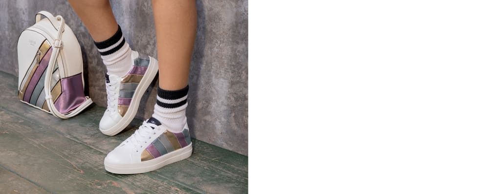 Sneakers swish jeans