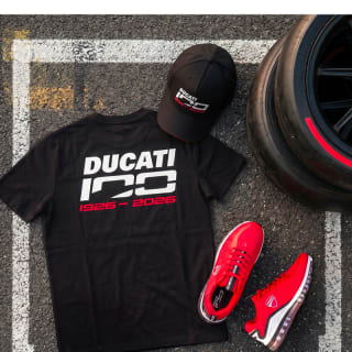 Tshirt sneakers e capellino Ducati 100