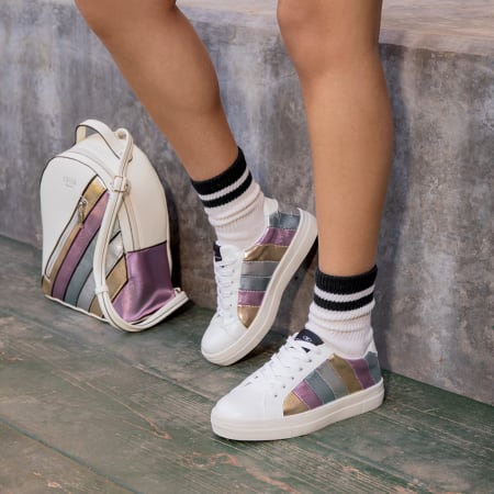 Sneakers swish jeans