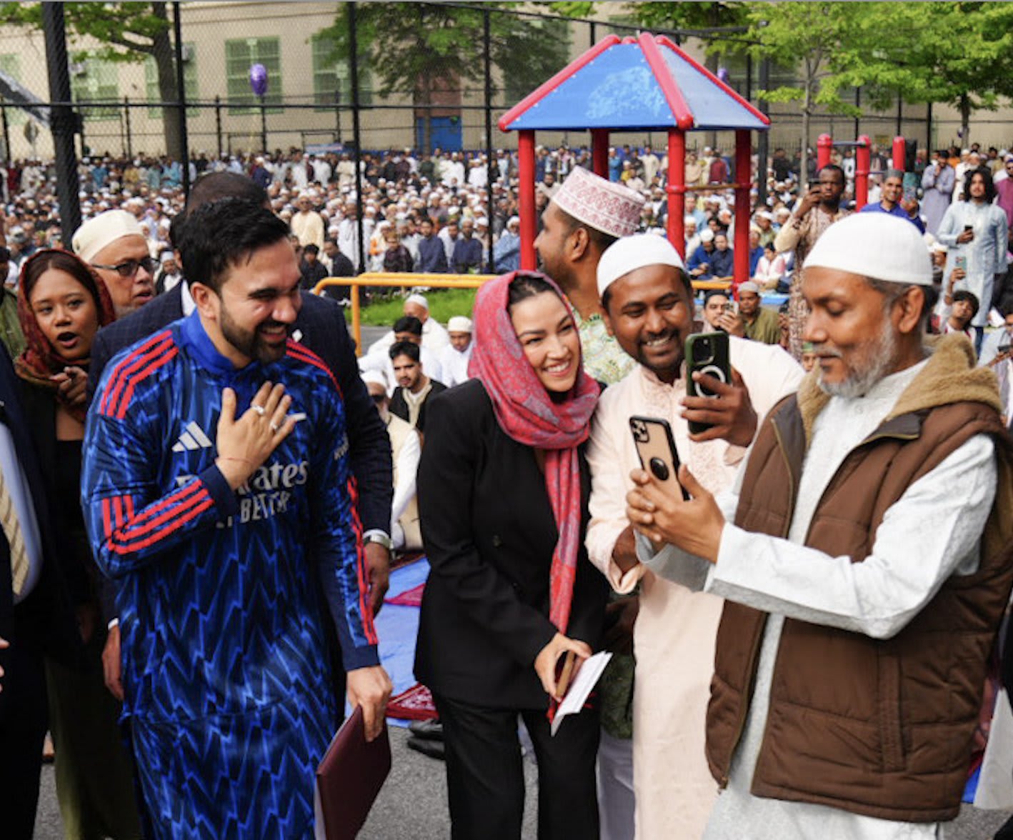 AOC đội khăn trùm đầu trong lễ Eid, bị đám đông toàn nam giới phớt lờ và nói chuyện át tiếng AOC đội khăn trùm đầu trong lễ Eid, bị đám đông toàn nam giới phớt lờ và nói chuyện át tiếng