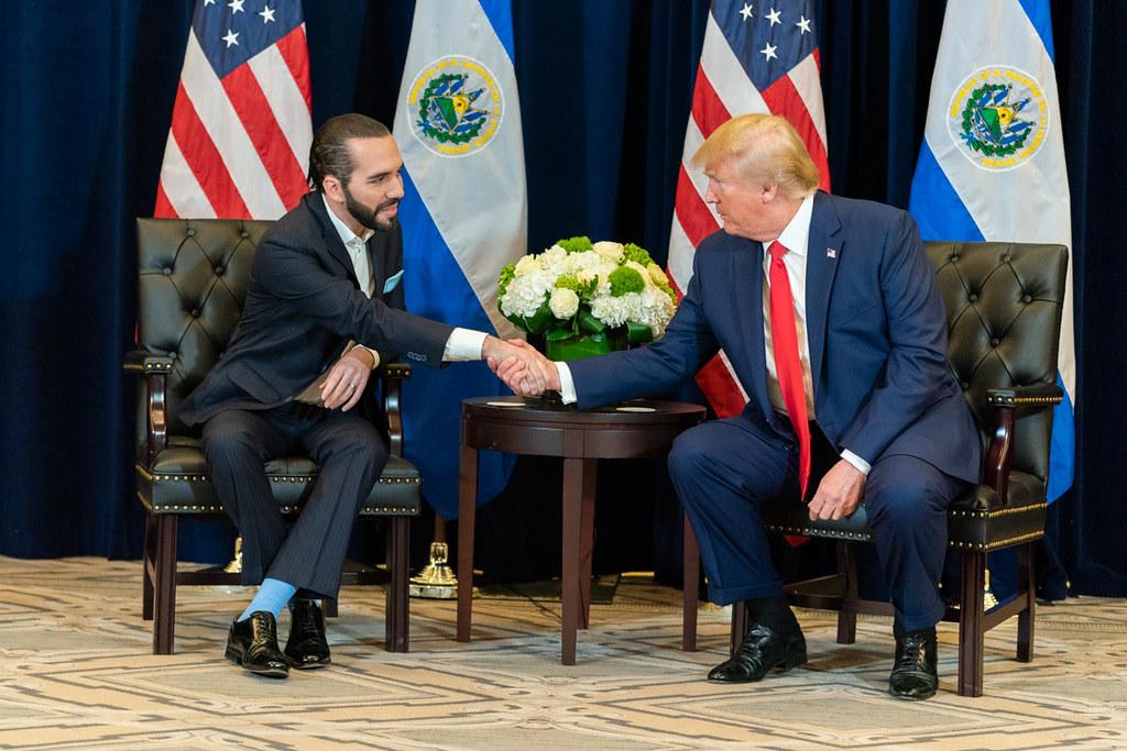 Từ một quốc gia từng bị mệnh danh là "thủ phủ giết người của thế giới", El Salvador đã giảm tỷ lệ giết người kỷ lục tới 98.7%, lao dốc từ mức đỉnh 106,3 vụ trên 100.000 dân vào năm 2015 xuống chỉ còn 1,3 vụ trên 100.000 dân, biến quốc gia Trung Mỹ này trở thành một trong những nơi an toàn nhất tại Tây Bán Cầu. | 📷 The White House