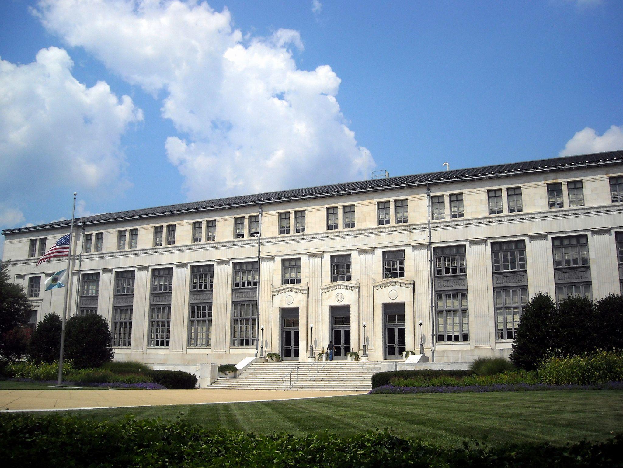 Tòa nhà 1951 Constitution Avenue NW của Fed | 📸 Wikimedia Commons