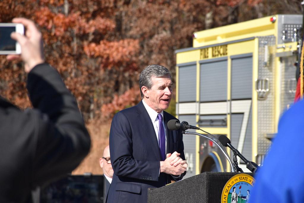 Cựu Thống đốc Bắc Carolina Roy Cooper | 📸 NCDOTcommunications / Flickr