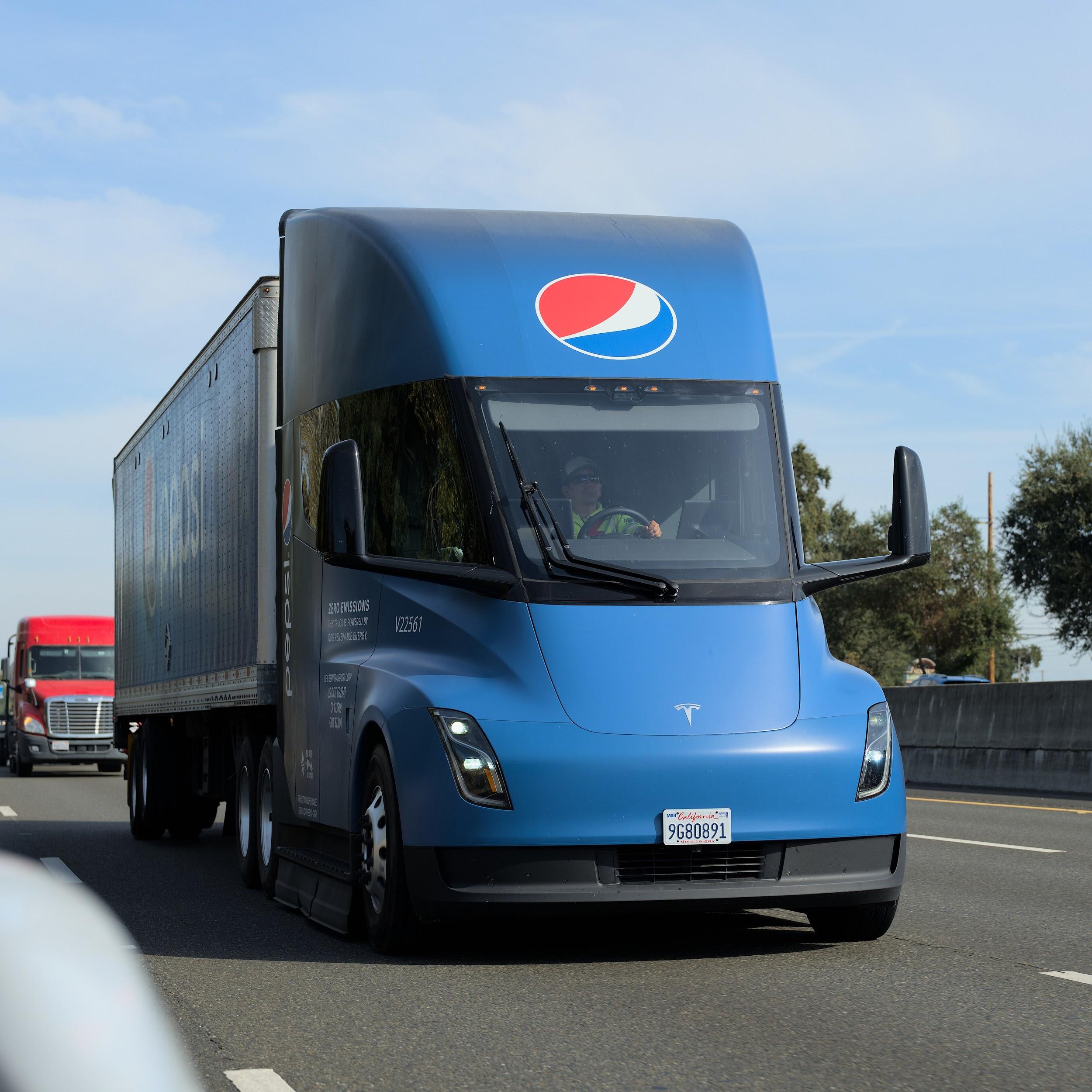 Xe tải điện Tesla Semi | 📸 Dllu / Wikimedia Commons