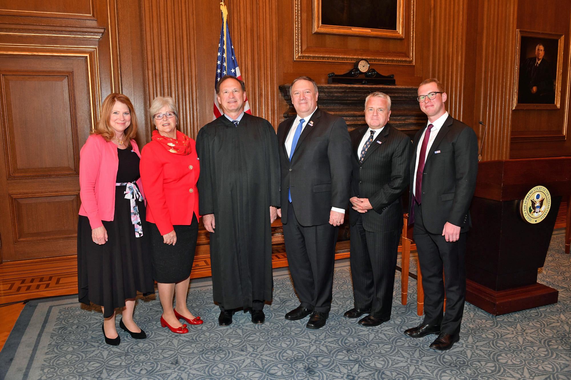 Thẩm phán SCOTUS Samul Alito (áo thẩm phán) sẽ vắng mặt trong phiên xét xử vụ án này | 📸 U.S. Department of State / Wikimedia Commons