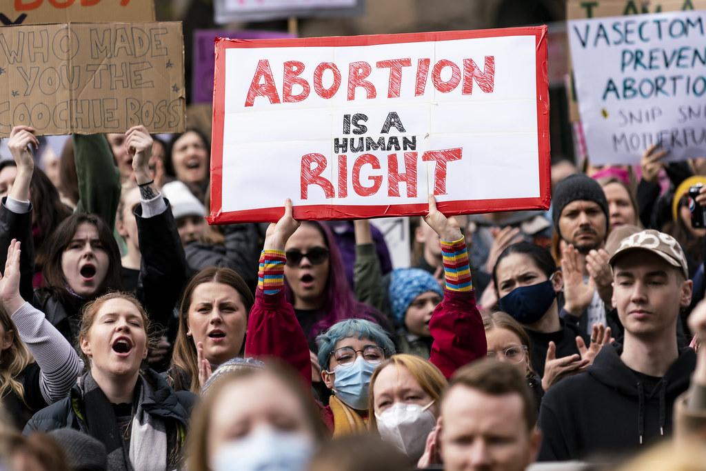 Sự lật đổ của Phán quyết Roe v. Wade ngày 24/6/2022 có nghĩa là Tối cao Pháp viện Hoa Kỳ đã chấm dứt quyền phá thai theo hiến pháp, cho phép các tiểu bang tự do hạn chế hoặc cấm thủ tục này | 📸 matt hrkac / Flickr