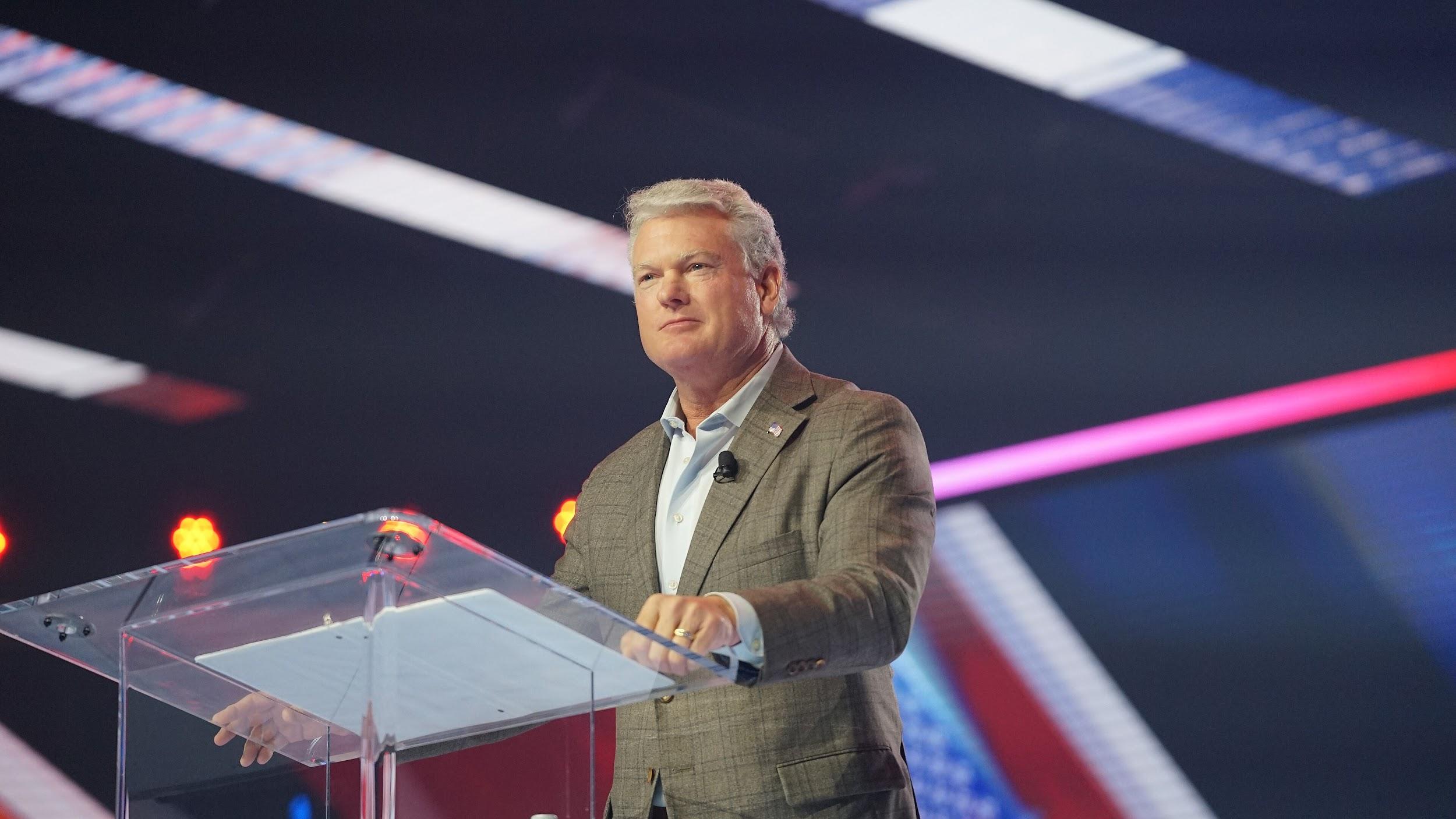 Ông Mike Collins tại sự kiện AmericaFest 2025 của Turning Point USA | 📸 Xuthoria / Wikimedia Commons