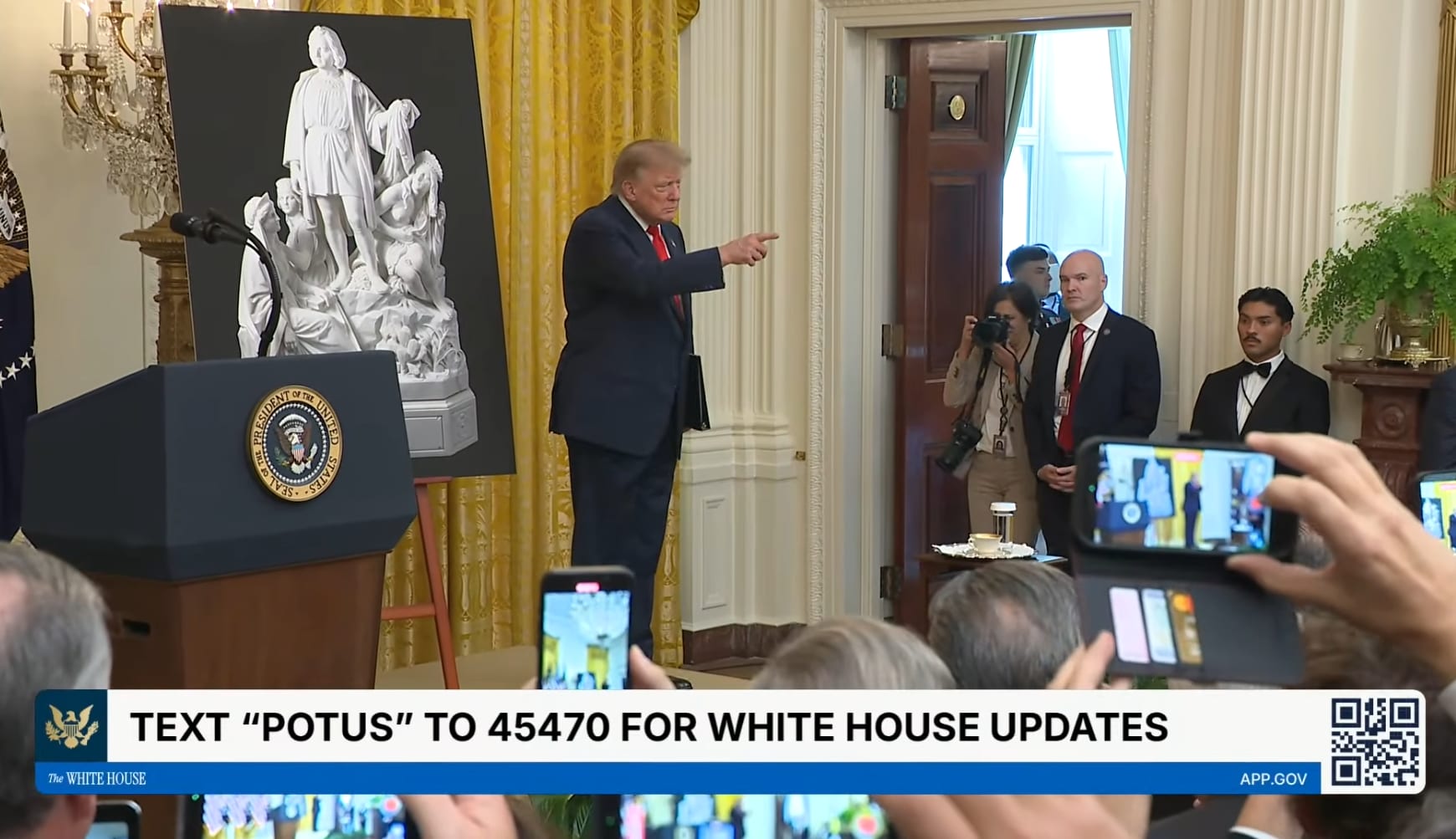 Tổng thống Trump giới thiệu bức tượng Columbus mới | 📸 White House