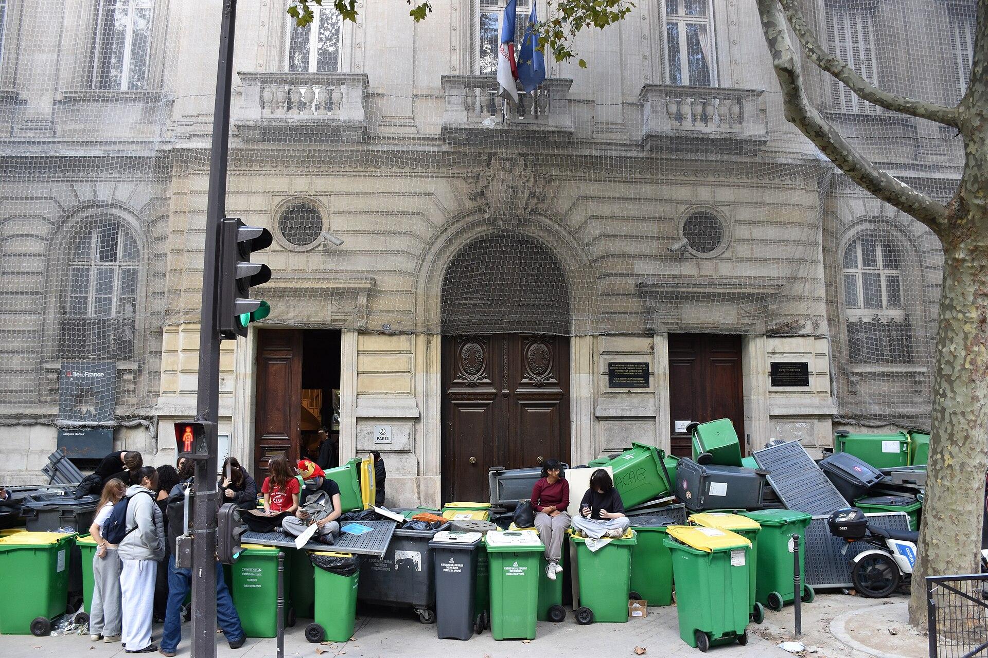 Người biểu tình phong tỏa trường Jacques-Decour ở Paris | 📸 Wyslijp16 / Wikimedia Commons