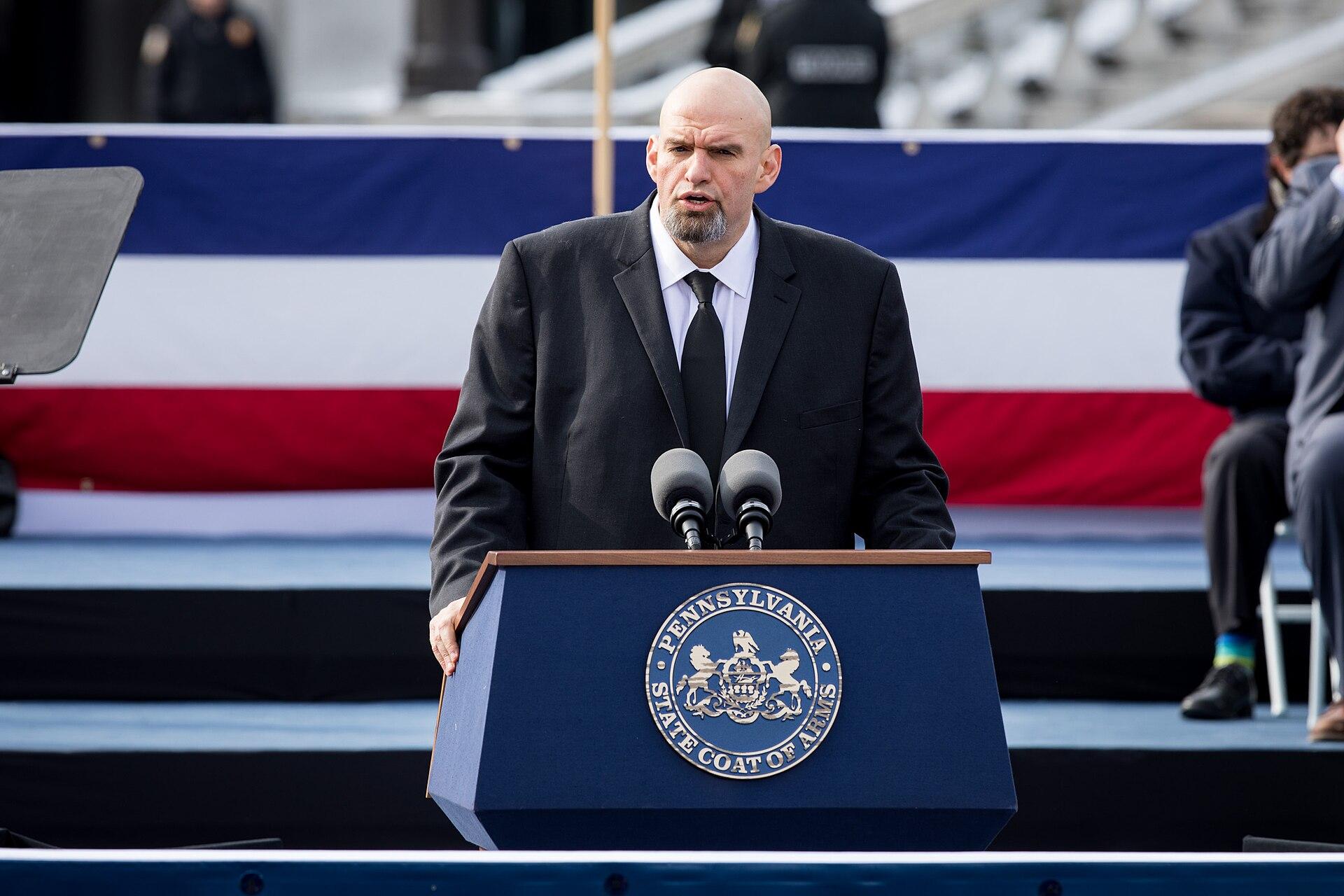 Ông Fetterman là một lá phiếu khó đoán đối với cả 2 phe | 📸 Governor Tom Wolf from Harrisburg, PA / Wikimedia Commons
