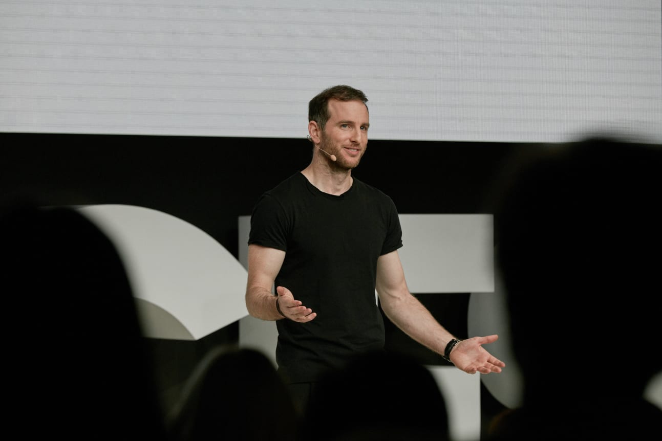 Đồng sáng lập Airbnb, ông Joe Gebbia là người đầu tiên giữ chức Giám đốc Thiết kế Trưởng Hoa Kỳ | 📸 Laurenbusto / Wikimedia Commons