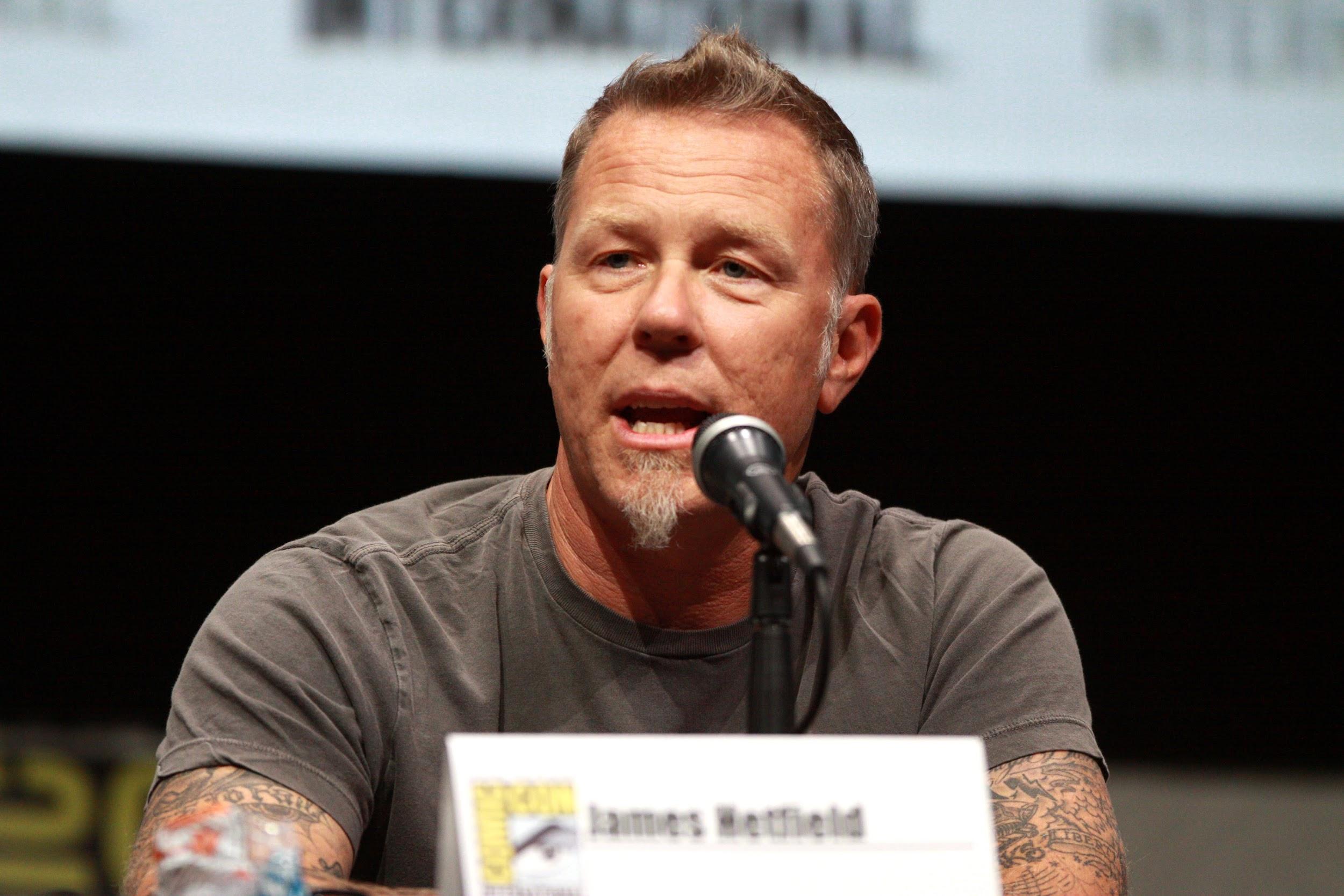 Ca sĩ chính kiêm tay guitar James Hetfield của ban nhạc Metallica | 📸 Gage Skidmore / Wikimedia Commons