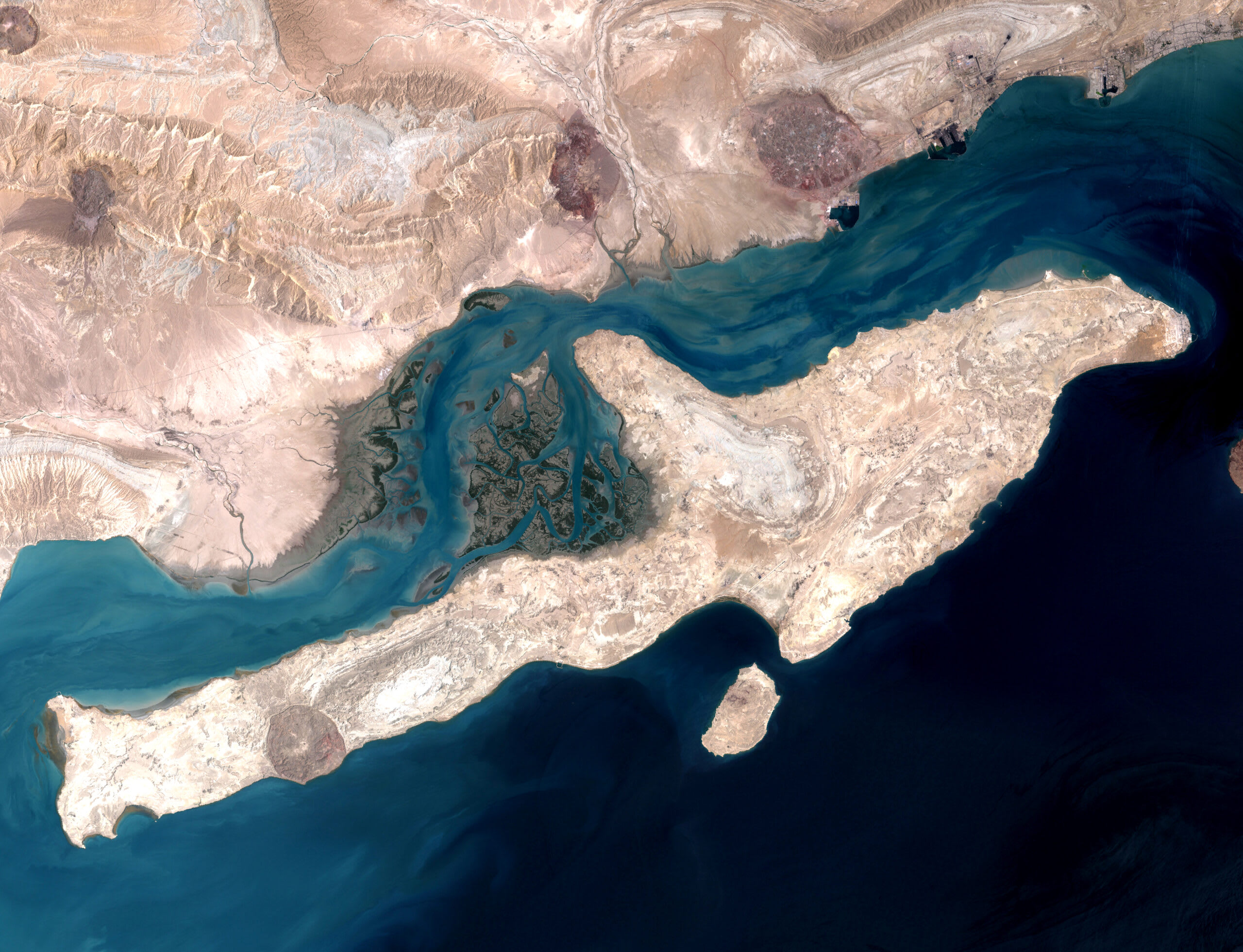 Ảnh vệ tinh đảo Qeshm và vùng Eo biển Hormuz phía Iran (ảnh tư liệu NASA).