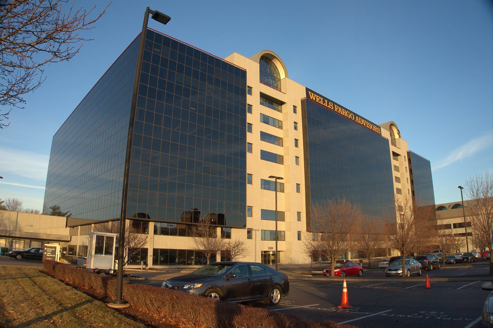 Tòa nhà trụ sở Wells Fargo Advisors, bộ phận môi giới đầu tư của ngân hàng Wells Fargo, tại St. Louis, Missouri