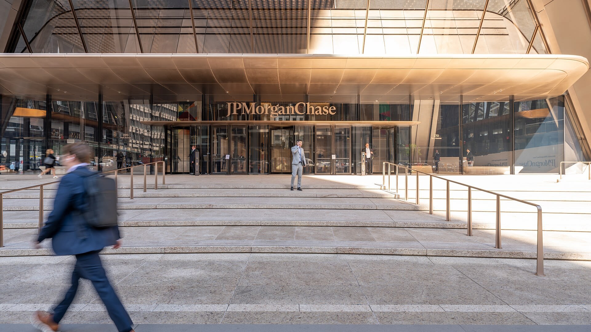 Lối vào trụ sở ngân hàng JPMorgan Chase tại số 270 Park Avenue, thành phố New York