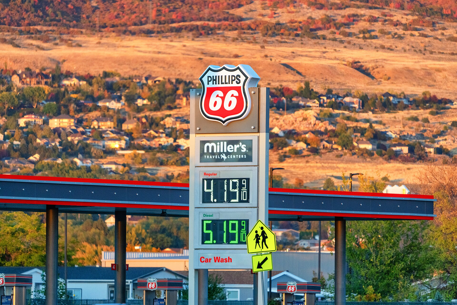 Bảng giá xăng và dầu diesel tại một trạm xăng Phillips 66 ở Salt Lake City, Utah.