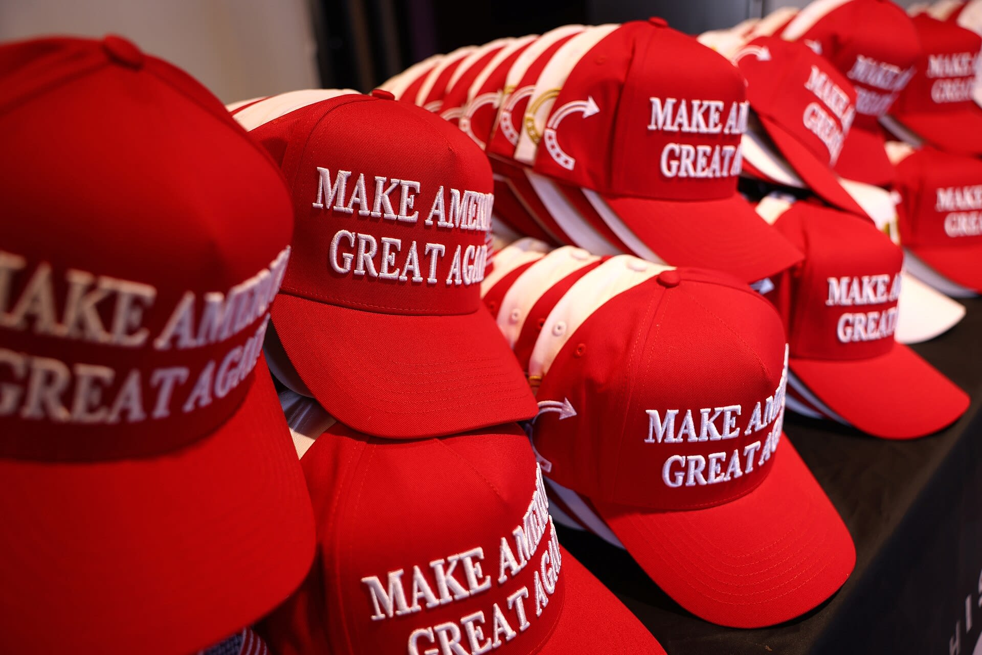 Những chiếc mũ đỏ in khẩu hiệu “Make America Great Again”